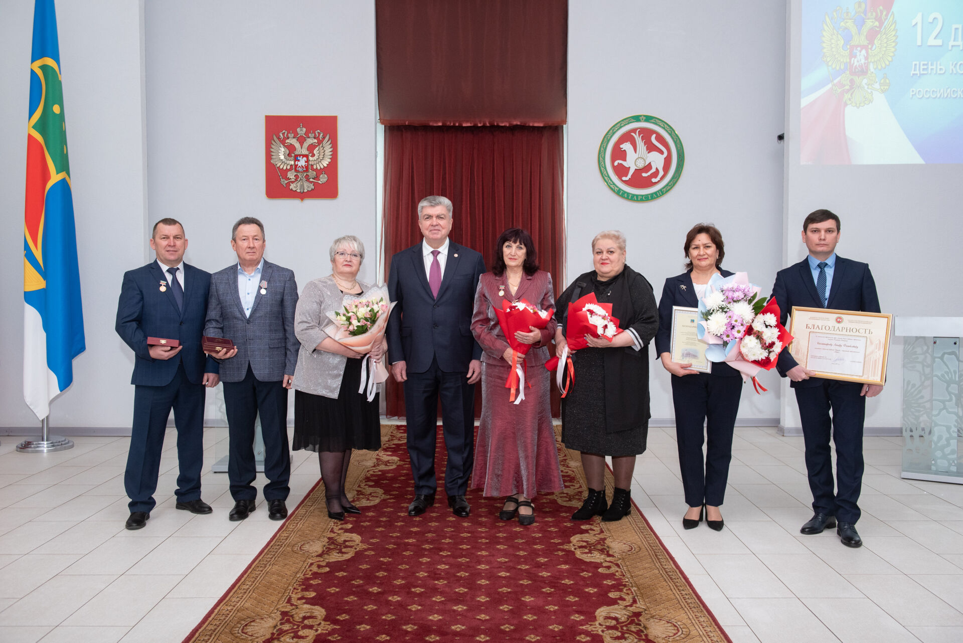Наиль Магдеев вручил челнинцам государственные награды