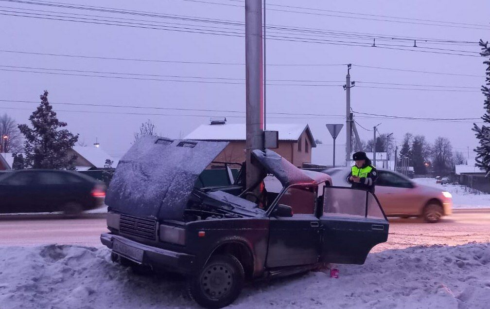 В РТ легковой автомобиль влетел столб, есть погибший