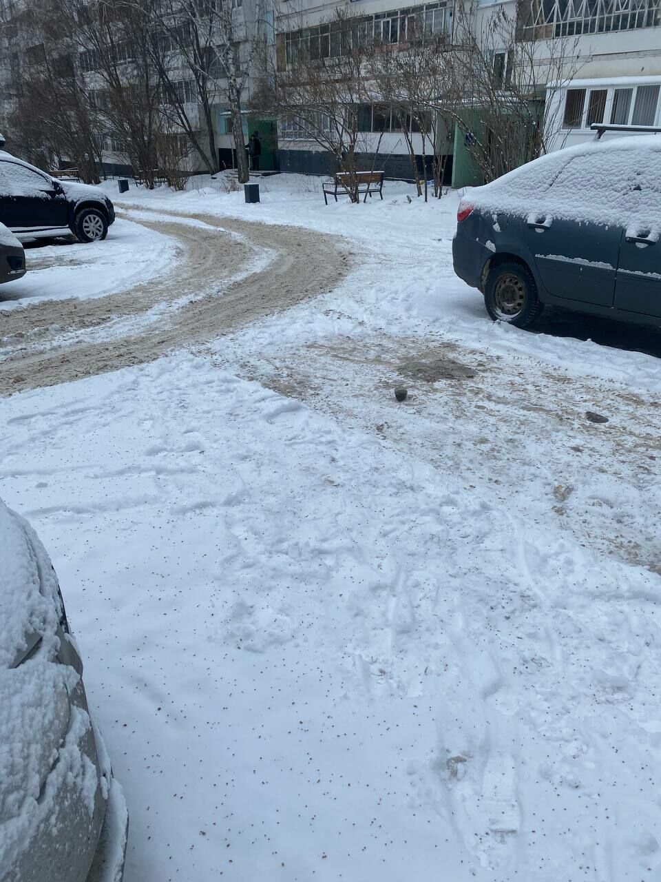 Жители дома 48/20 Челнов жалуются на&nbsp;заснеженные дворы