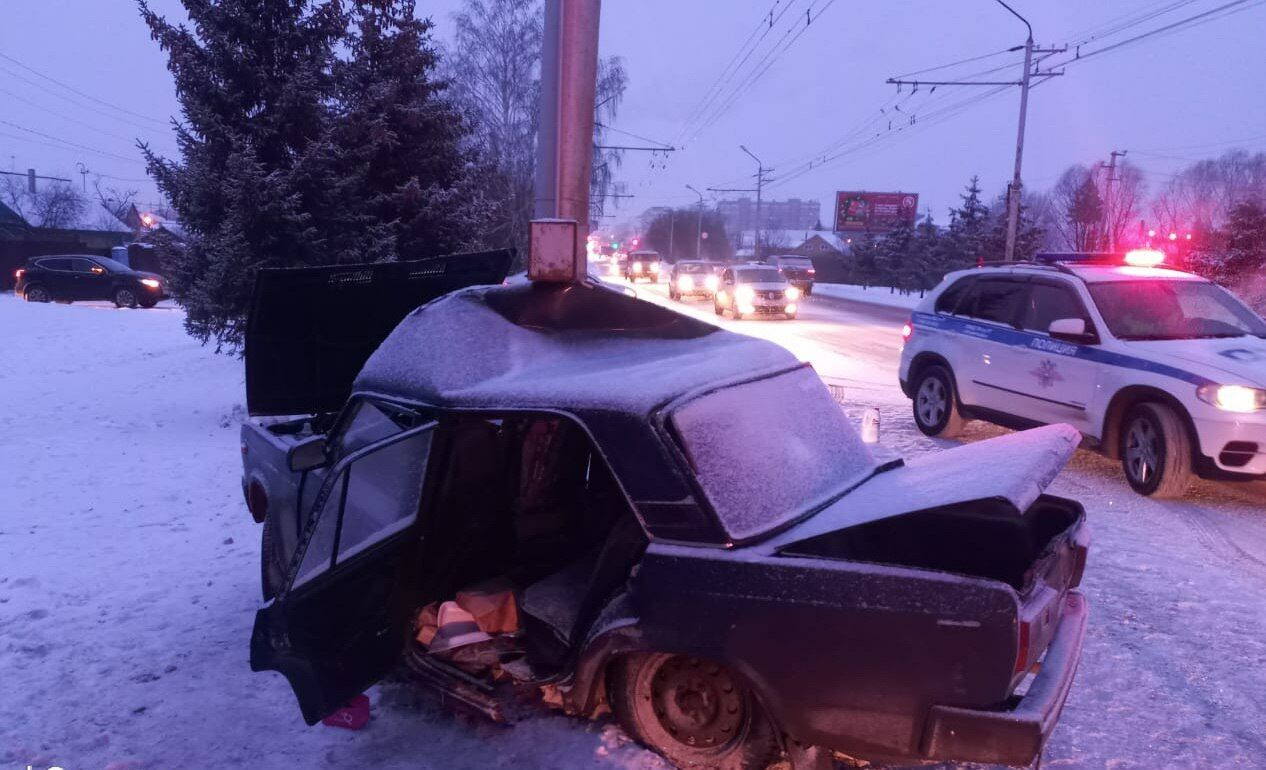 В РТ легковой автомобиль влетел столб, есть погибший