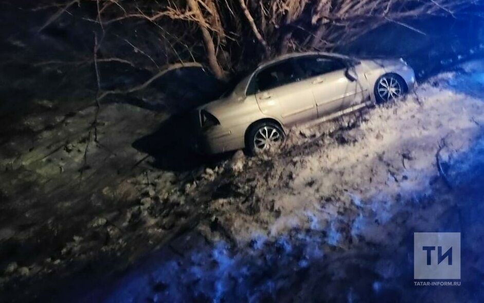 На трассе в Татарстане легковушка вылетела в кювет и врезалась в дерево