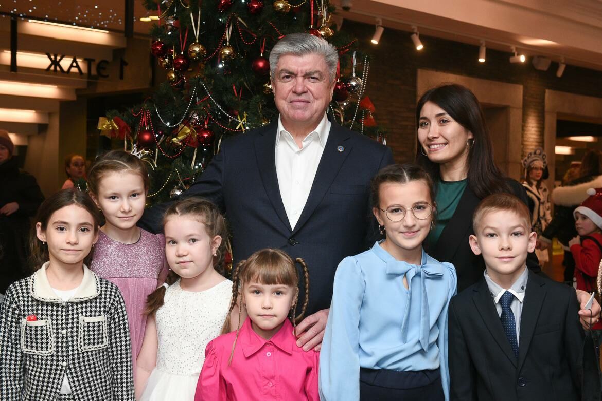 В&nbsp;Челнах первая новогодняя елка мэра для детей военнослужащих прошла в&nbsp;театре «Мастеровые»