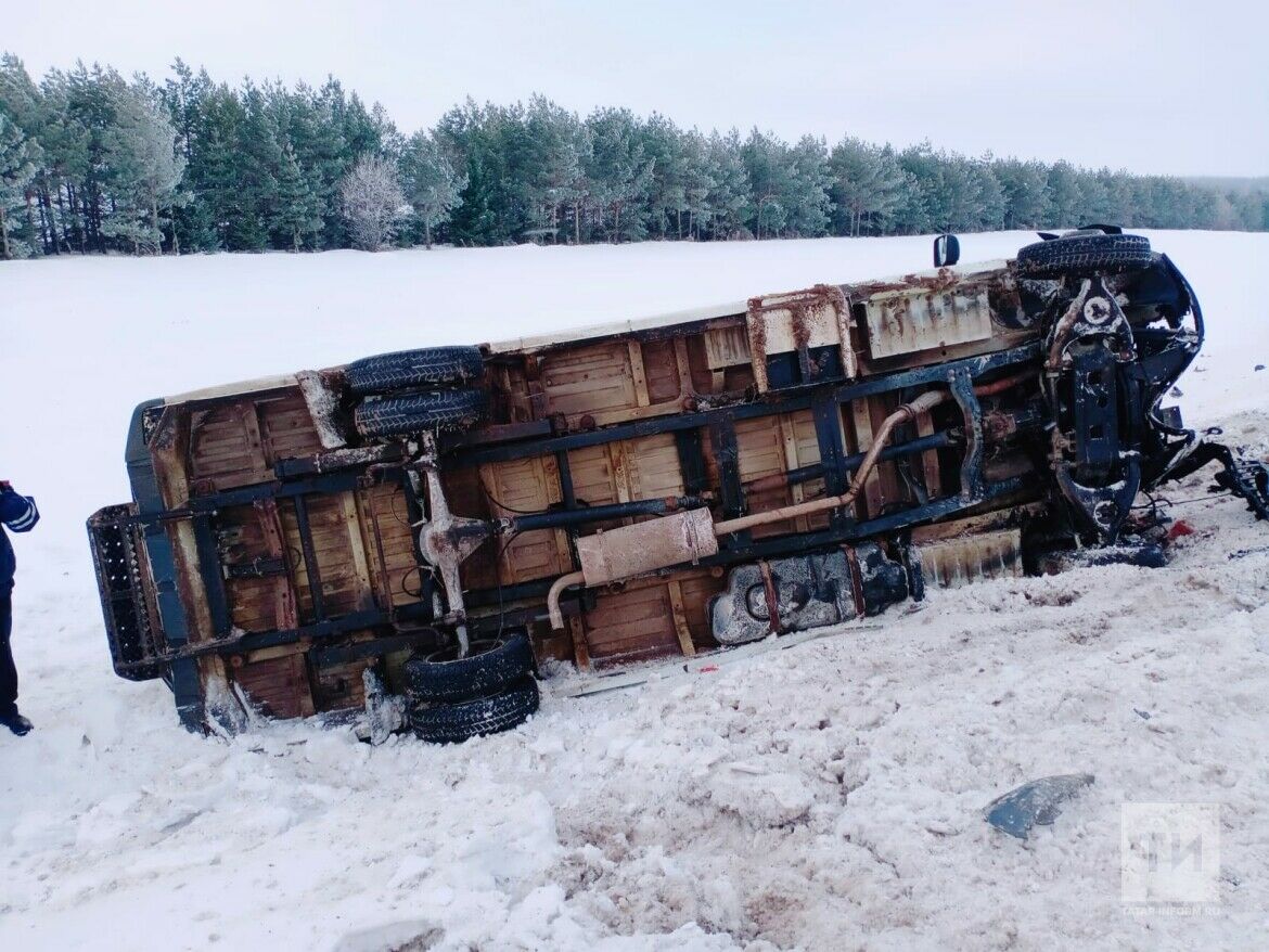 На трассе Челны-Сарманово после массового ДТП перевернулся микроавтобус, есть пострадавшие