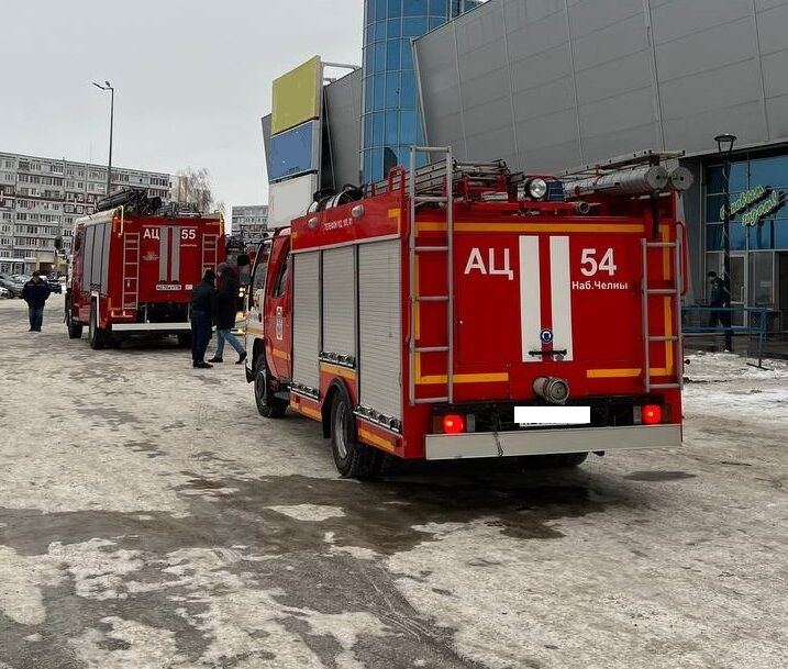 В Набережных Челнах загорелся торговый центр