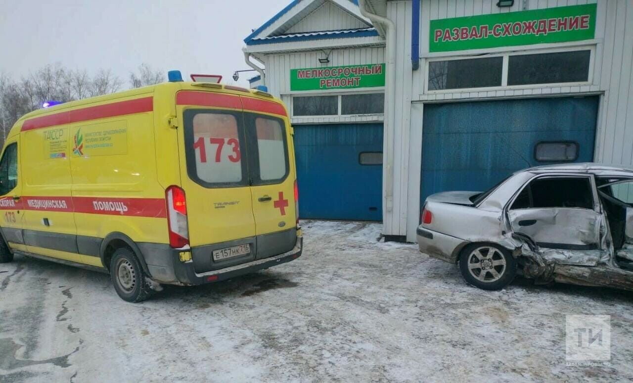 В&nbsp;Челнах произошло столкновение трех машин, пострадали два водителя и&nbsp;один пассажир