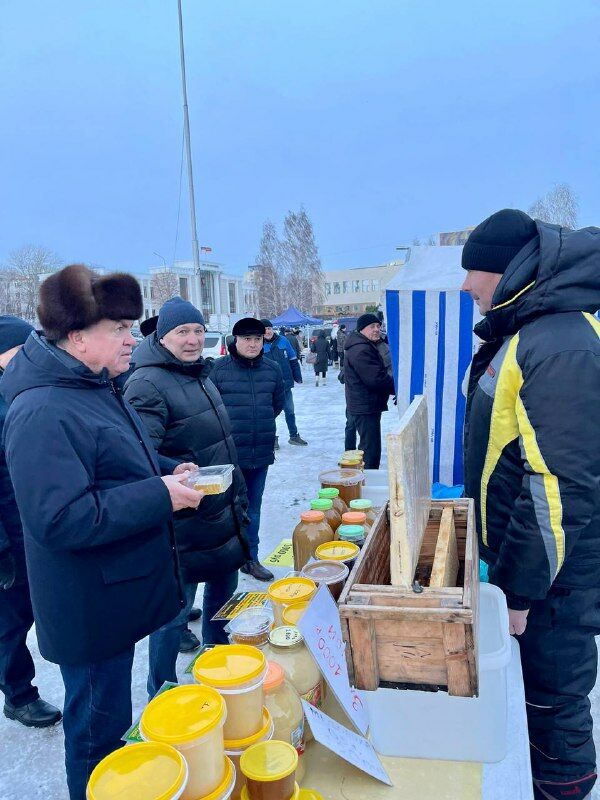 На ярмарке «Новогодний гусь» мэр Челнов закупился мясом и хлебом