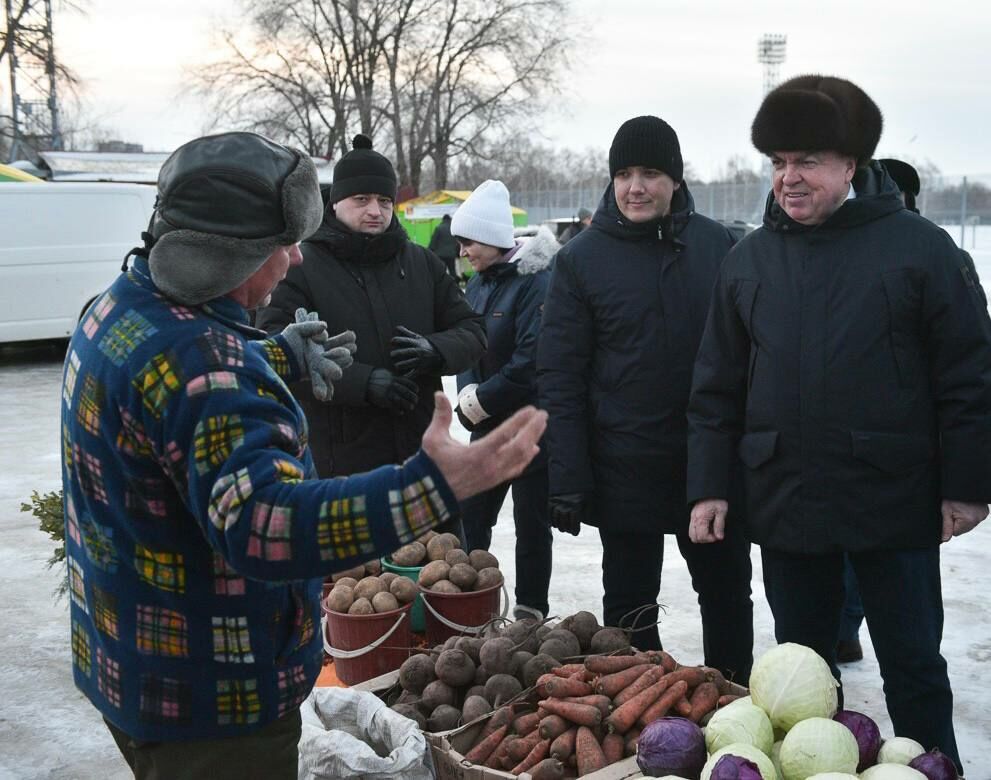 На ярмарке «Новогодний гусь» мэр Челнов закупился мясом и хлебом