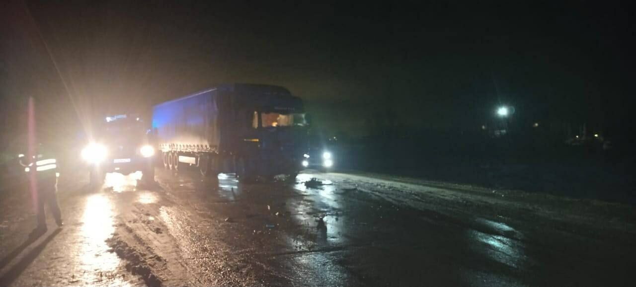 В Татарстане на трассе произошло ДТП с участием «КАМАЗа», один водитель погиб