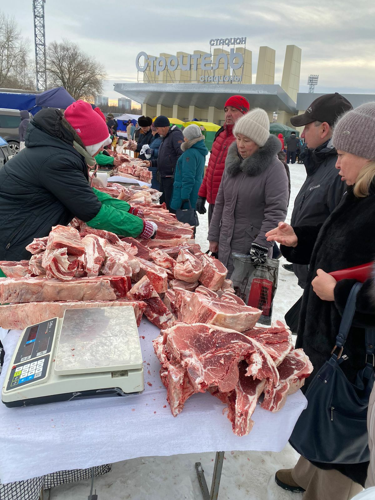 На ярмарке «Новогодний гусь» мэр Челнов закупился мясом и хлебом