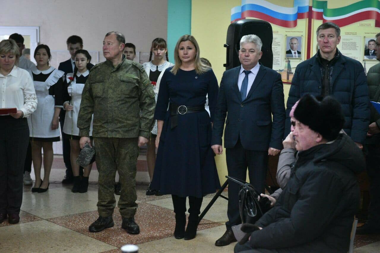 В школе №27 Челнов открыли мемориальную доску в память о погибшем в СВО