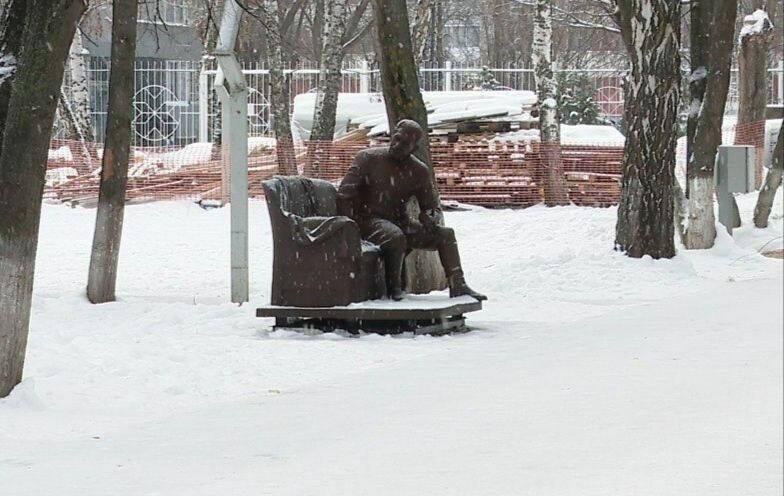 В&nbsp;Челнах на территории школы установили бронзовый памятник Иосифу Сталину