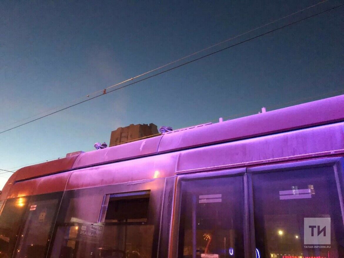 В Татарстане утром загорелся трамвай из-за обледеневшего провода