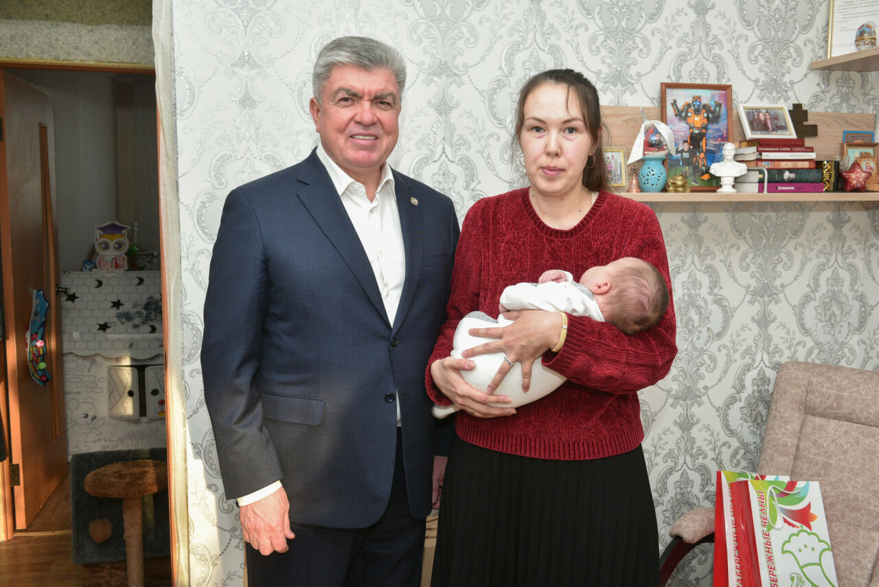 Наиль Магдеев посетил семью мобилизованного жителя Челнов, у которого родился ребенок