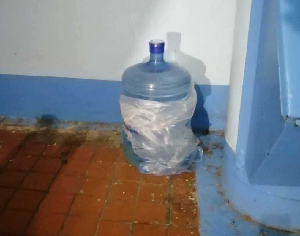 В Челнах ищут хозяина упакованной бутыли с водой, которая стоит в подъезде с Нового года
