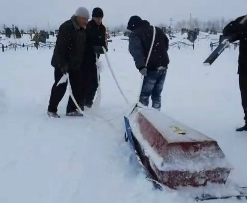 В&nbsp;Челнах из-за неубранного снега родственникам пришлось волочить гроб к&nbsp;могиле