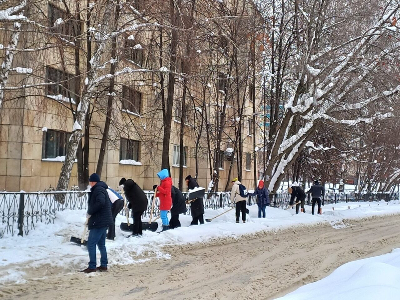 В&nbsp;Челнах более 3&nbsp;тысяч жителей вышли на&nbsp;уборку снега