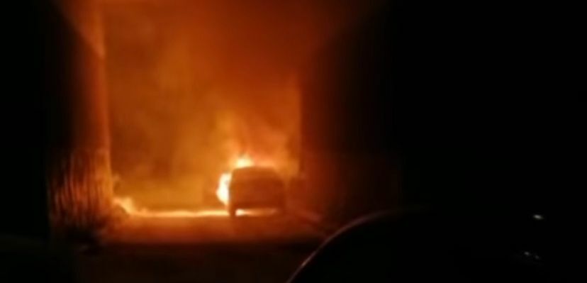 В Набережных Челнах ночью загорелась машина