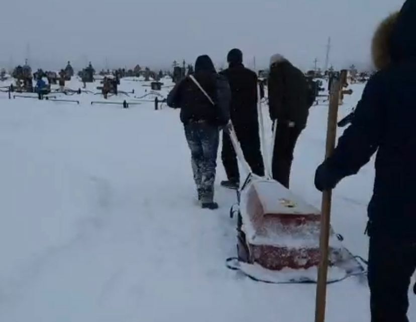 В Набережных Челнах прокуратура потребовала наказать виновных в том, что на кладбище гроб с телом волокли по сугробам