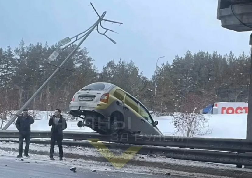 В Челнах водитель автомобиля протаранил столб и наехал на отбойник