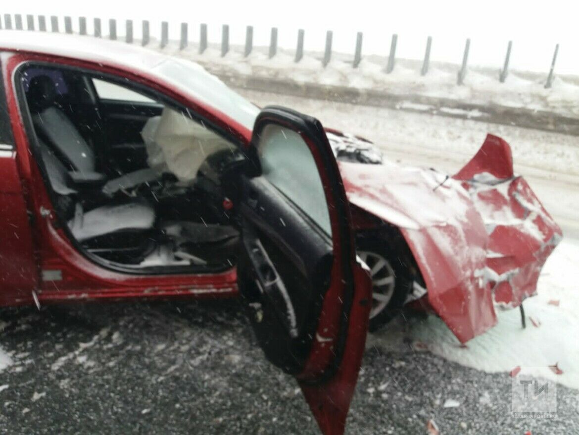 В Татарстане произошло серьезное ДТП с двумя фурами и двумя легковушками