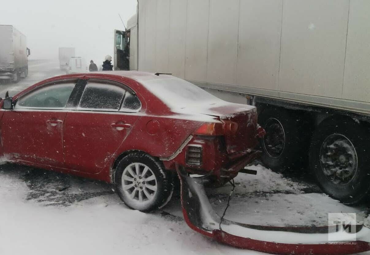 В Татарстане произошло серьезное ДТП с двумя фурами и двумя легковушками