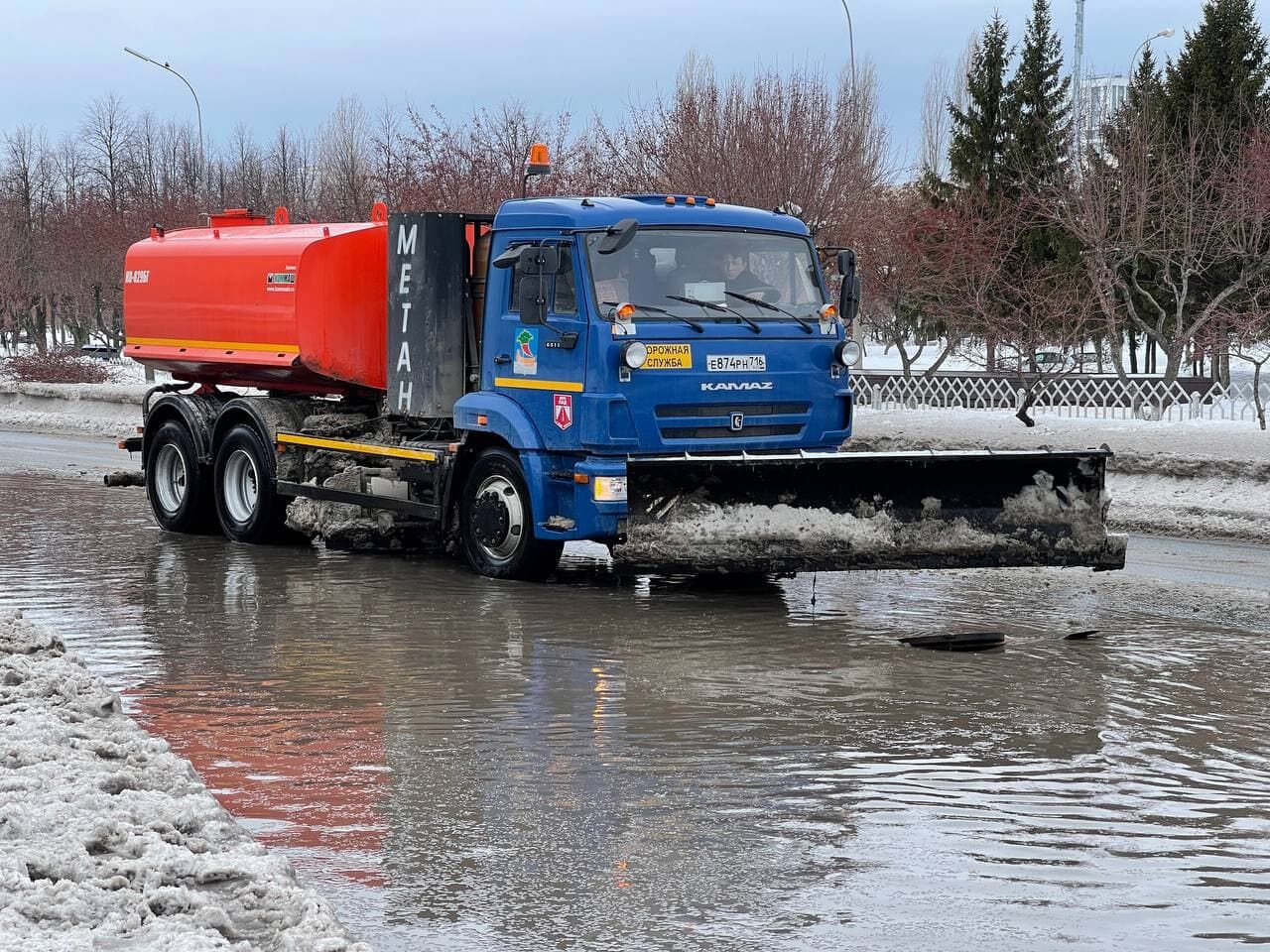 В&nbsp;Набережных Челнах из-за прорыва трубы затопило проспект Мира