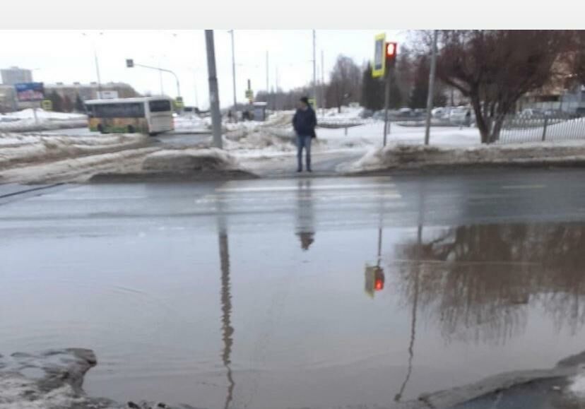 В Набережных Челнах горожане жалуются на огромные лужи