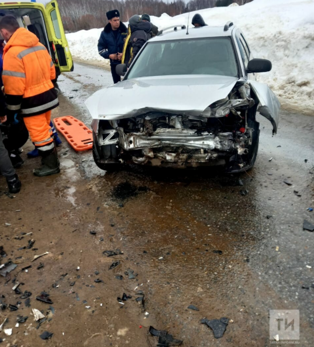 В&nbsp;Татарстане лоб в&nbsp;лоб столкнулись легковушки, пострадала супружеская пара