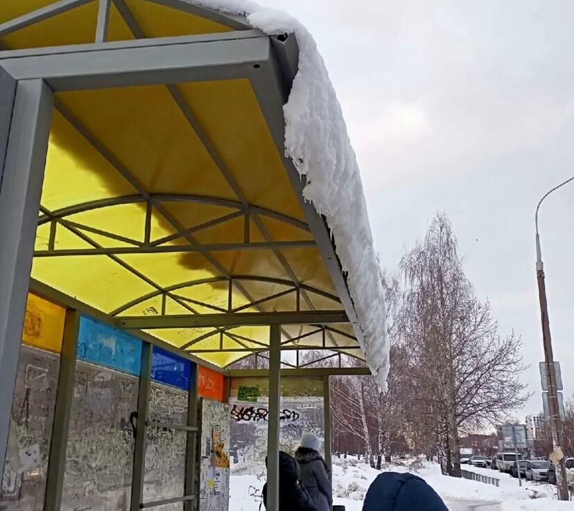 Челнинцы жалуются на&nbsp;свисающий обледенелый снег на крыше остановочного павильона