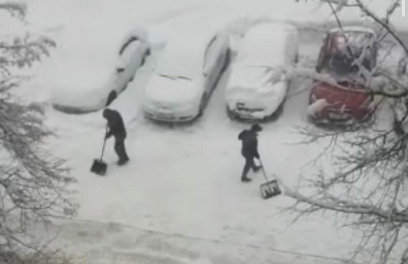 Жители Челнов вышли чистить снег во&nbsp;дворе