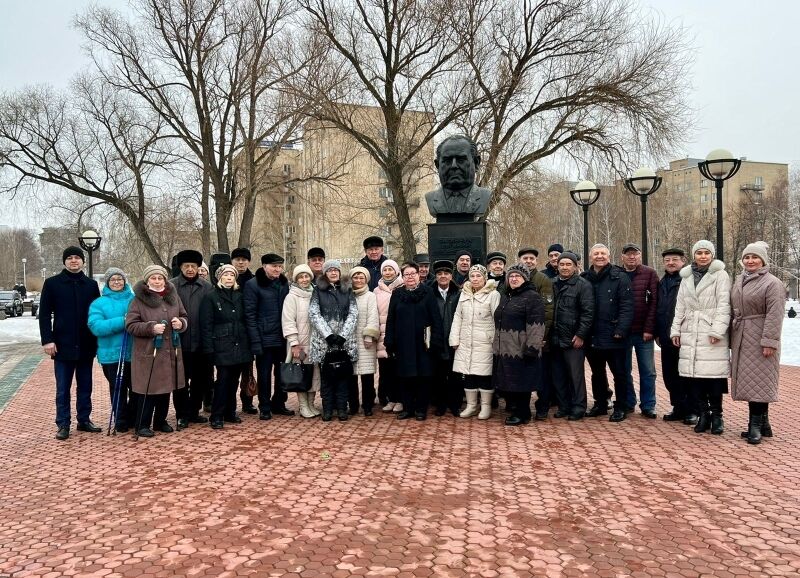 В&nbsp;Набережных Челнах горожане возложили цветы к&nbsp;памятнику Евгения Батенчука