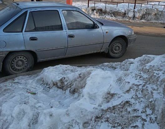 В Набережных Челнах горожане пожаловались на свалку снега на дороге к школе