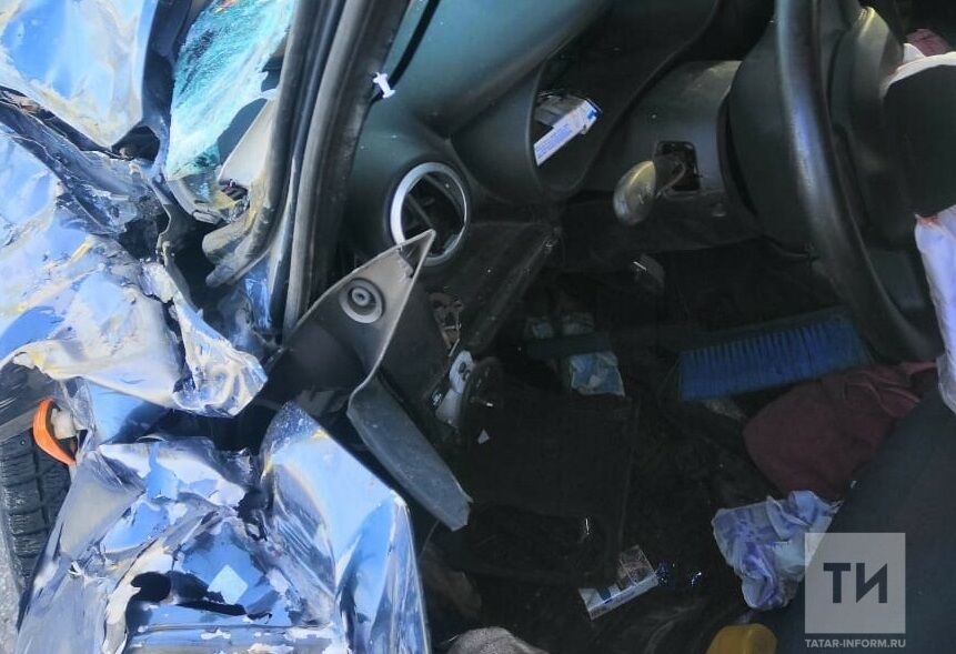 Житель Татарстана угнал автомобиль и столкнулся лоб в лоб с трактором