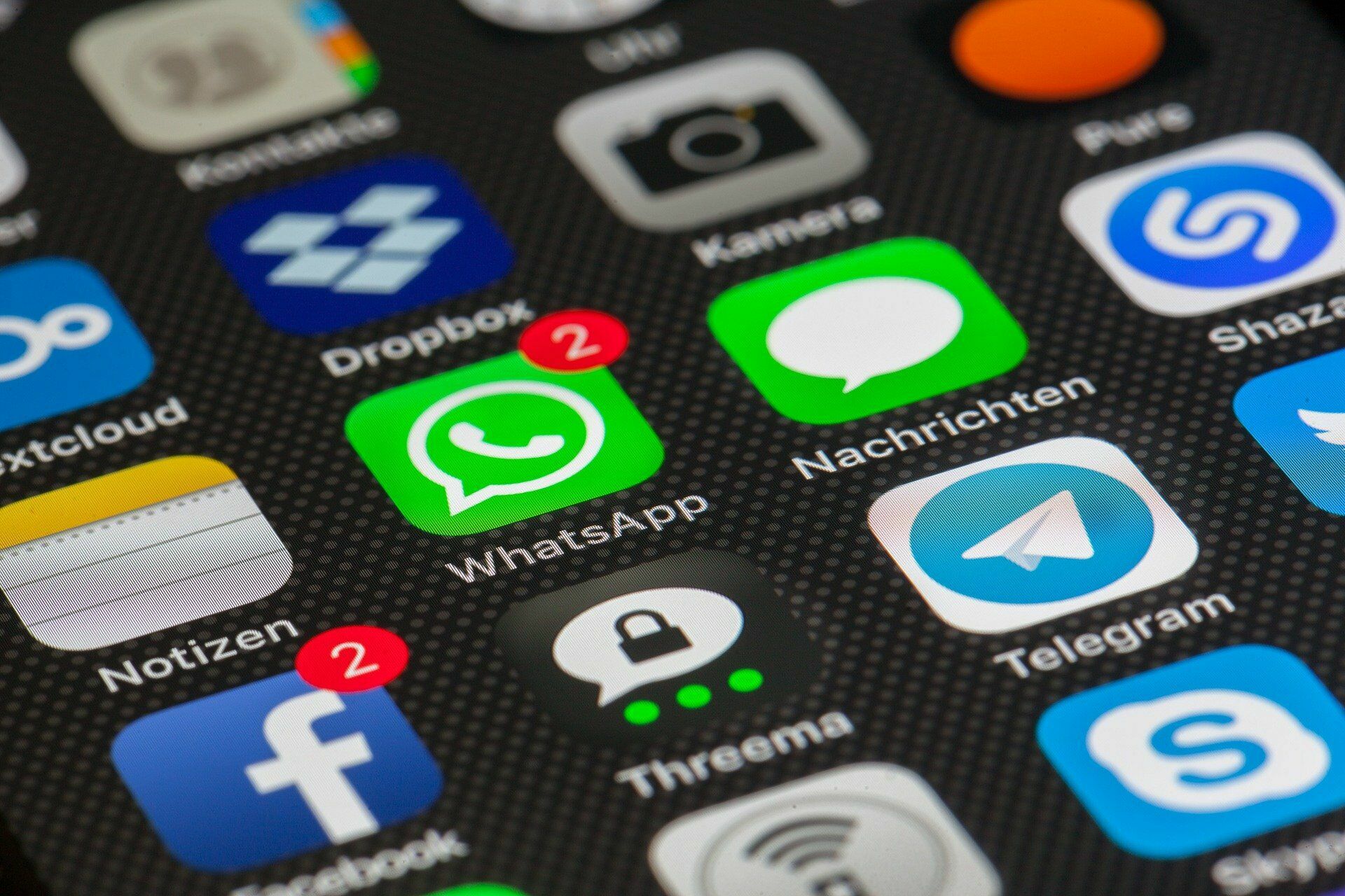Роскомнадзор не ограничивает работу WhatsApp в России