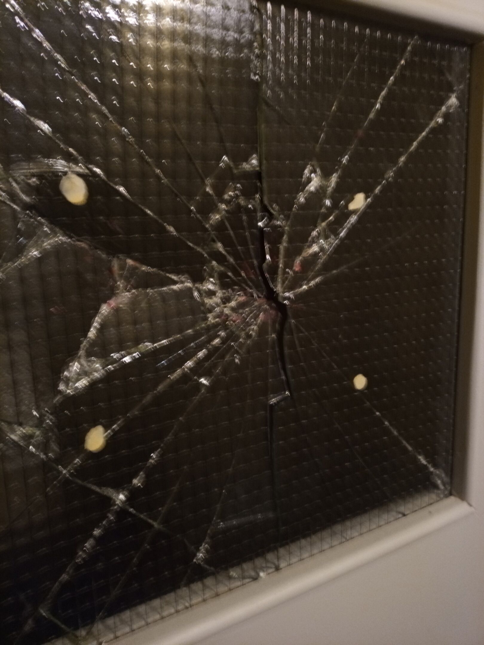 В Челнах в Замелекесье мужчина разбил стекло подъездной двери и зеркало в лифте