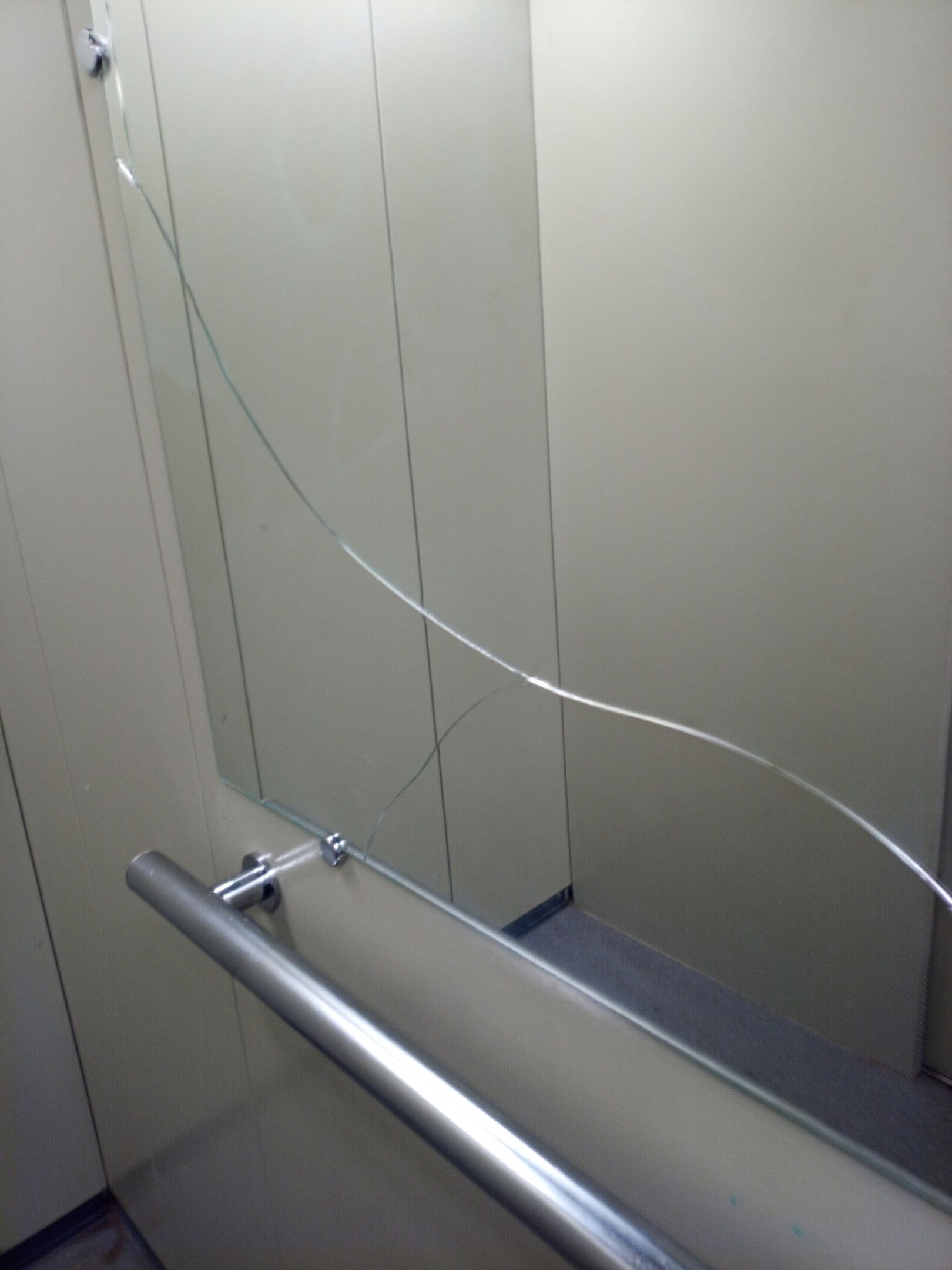 В Челнах в Замелекесье мужчина разбил стекло подъездной двери и зеркало в лифте