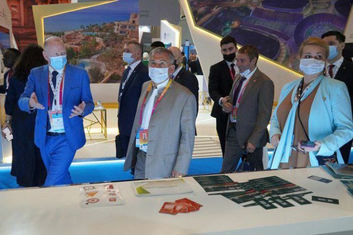 Рустам Минниханов посетил татарстанский стенд на&nbsp;инвестфоруме в&nbsp;Дубае