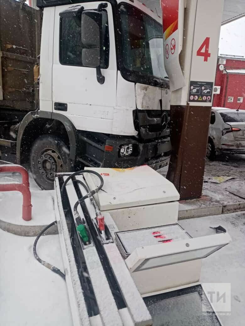 В Татарстане большегруз влетел в заправку