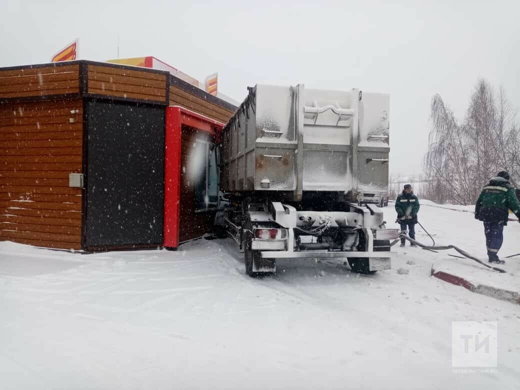 В Татарстане большегруз влетел в заправку