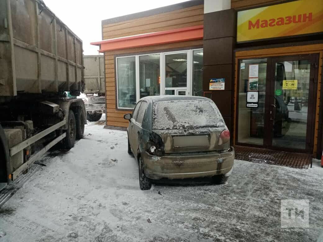 В Татарстане большегруз влетел в заправку