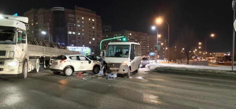 В Челнах столкнулись легковушка и маршрутка