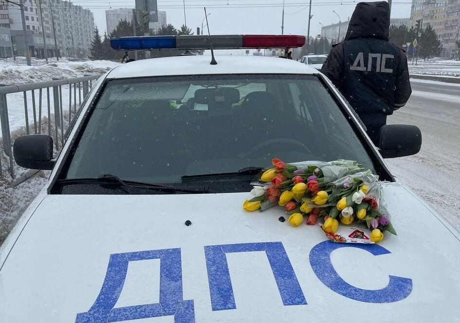 Сотрудники ГИБДД поздравили автоледи Челнов с&nbsp;8&nbsp;марта