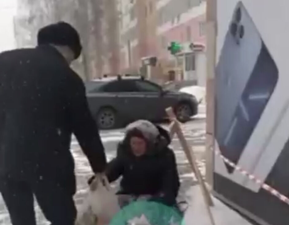 В&nbsp;Татарстане мужчина закупился продуктами, чтобы отдать их&nbsp;бабушке, просившей милостыню у ТЦ