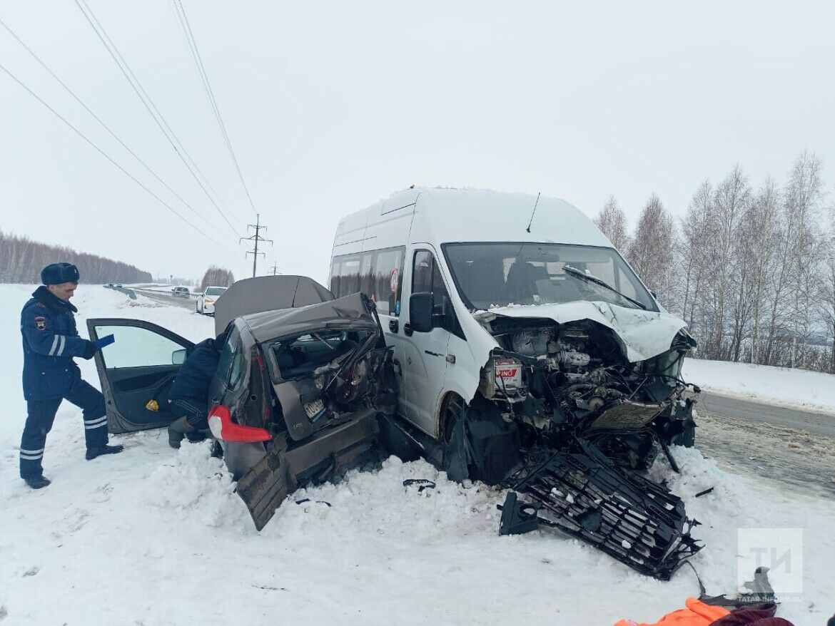 В&nbsp;Татарстане при столкновении легковушки и&nbsp;вахтового автобуса погиб один человек