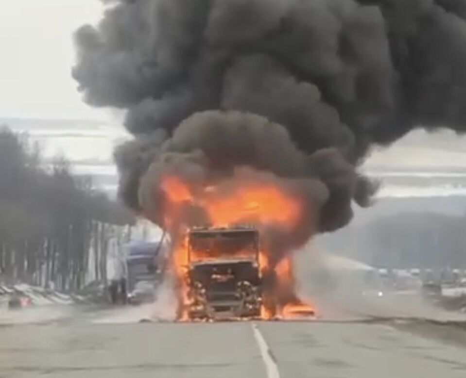 В сети опубликовано видео полыхающего грузовика в Татарстане