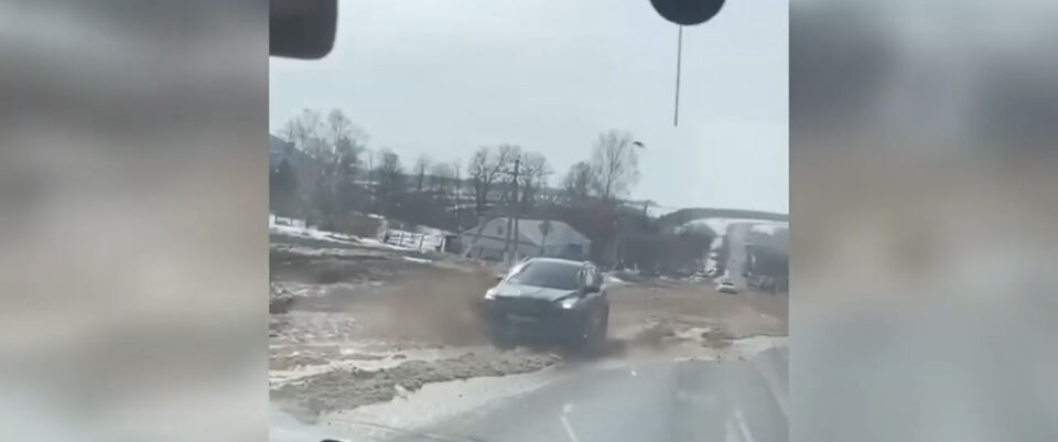 Под Казанью очевидцы сняли на&nbsp;видео потоки талой воды на&nbsp;улицах села