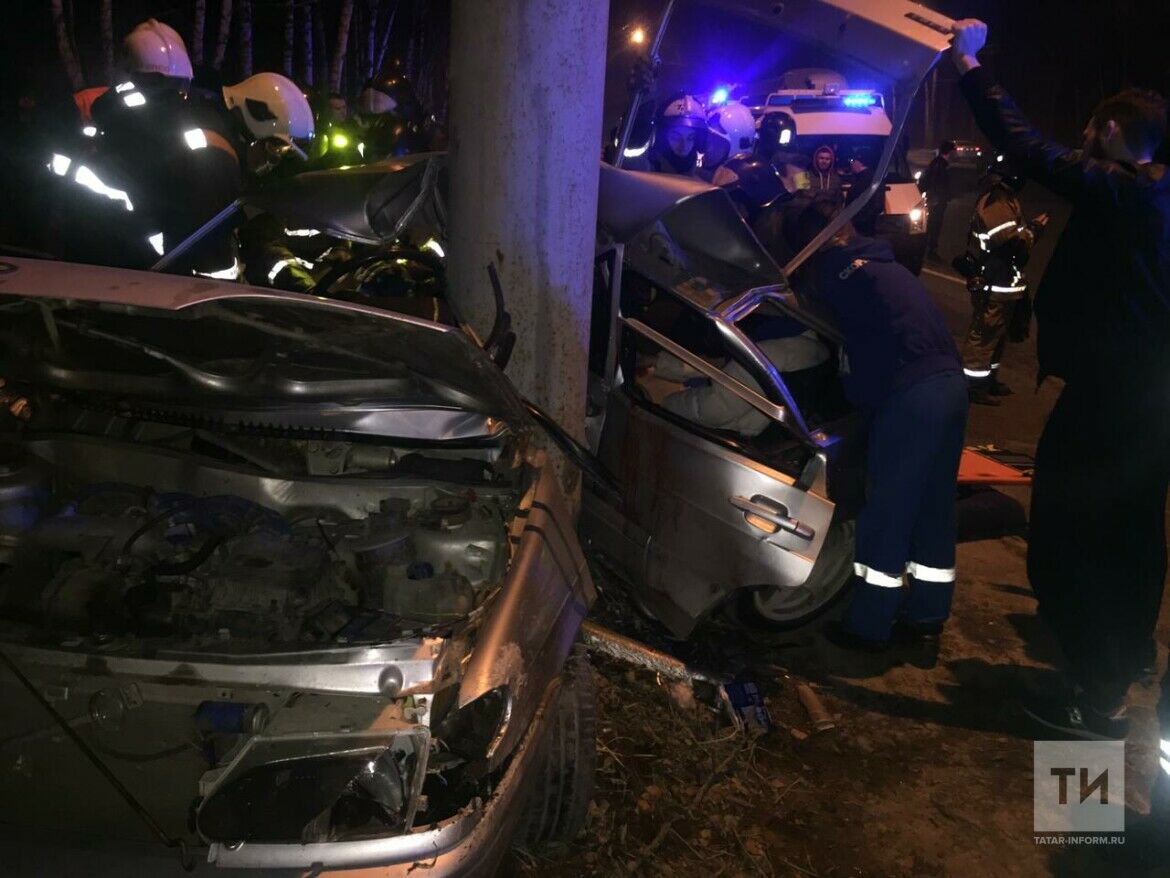 В Татарстане умер один из пострадавших в ДТП, где автомобиль влетел в столб