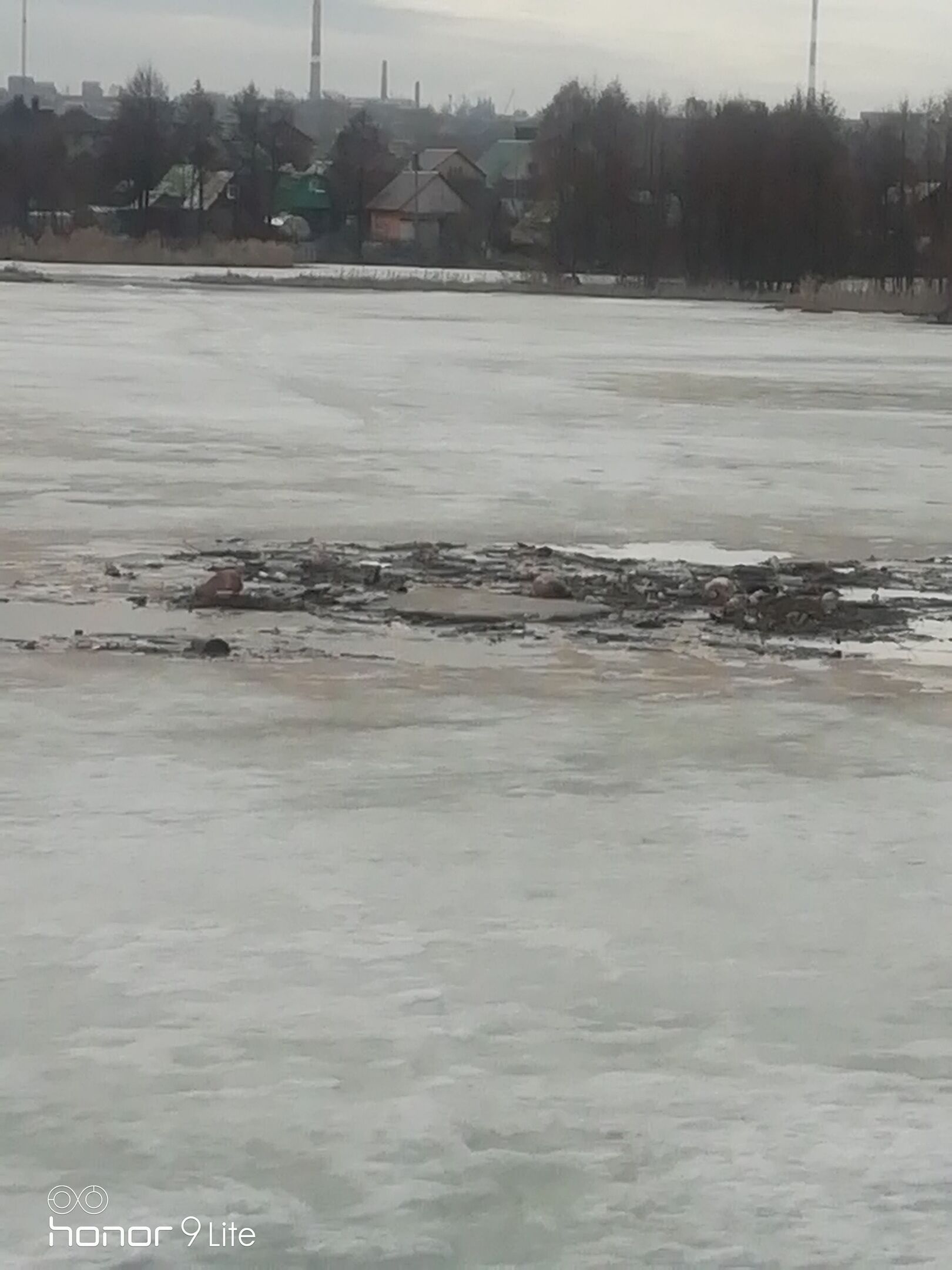 В Челнах на льду посреди реки Мелекеска замечена куча мусора