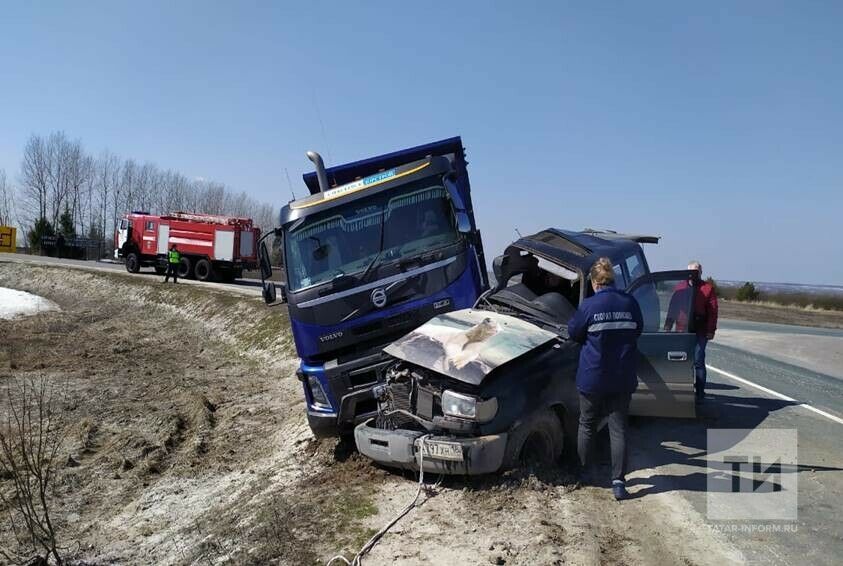 Пассажир внедорожника погиб в ДТП с самосвалом в Татарстане