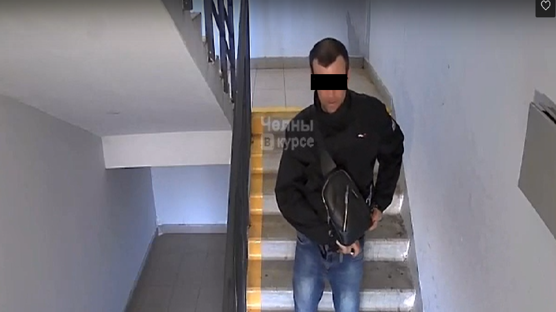 В Челнах мужчина справил нужду в подъезде и попал в объектив камеры